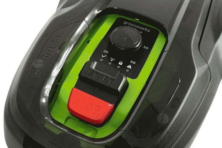 Greenworks-Optimow-7-Bluetooth-750-m2-Mowing-Robot-Display