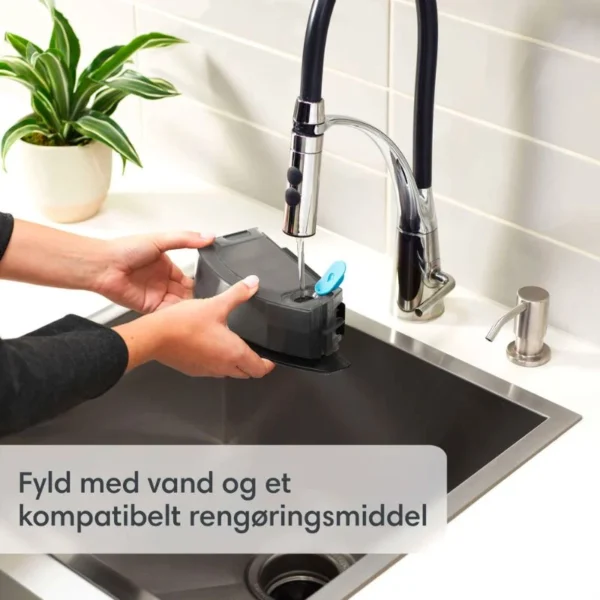 iRobot Roomba Combo i5 plus vandbeholder fyldes med vand